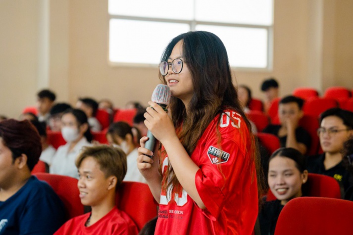 “Unveiling the Director’s Lens” – A Professional Insight Journey for 13WIN13 Students 81