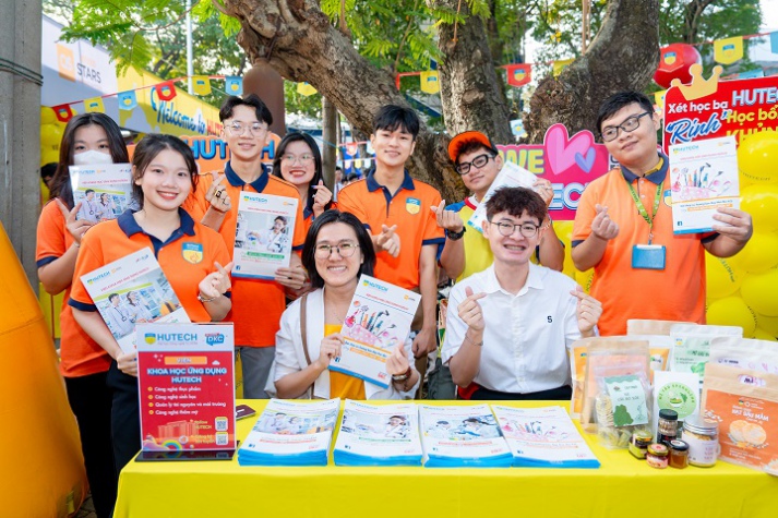 [Video] “Đại học sắc màu” 13WIN13 phủ sắc rực rỡ tại Ngày hội Tư vấn 13Win 20 tải ứng dụng - 13WIN12 apk thể thao 2024 35