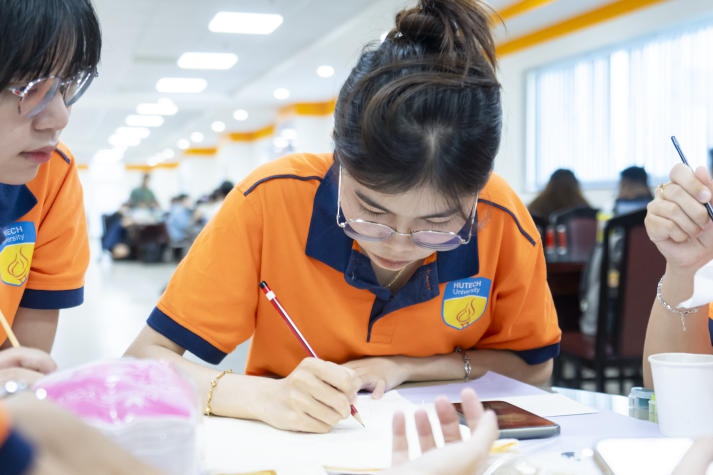 [Ảnh] Gửi gắm tình cảm chân thành đến thầy cô qua những sản phẩm handmade sáng tạo từ Tải app 13Win Khoa Tiếng Anh 37