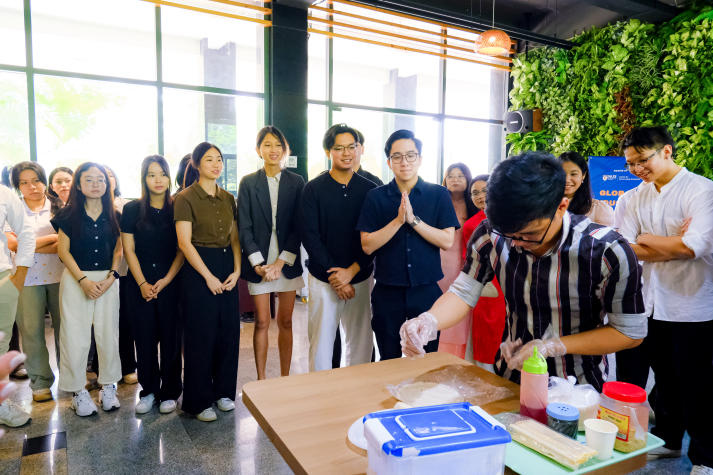 13Win 21 link không chặn Khoa Tài chính - Thương mại giao lưu văn hóa dân gian cùng bạn bè quốc tế tại Chương trình “Wrap & Clap” 60