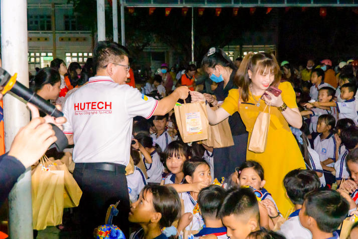 13Win 21 link không chặn Khoa Marketing - Kinh doanh quốc tế mang “Ngàn điều trăng nói” đến với thiếu nhi Vĩnh Long 98