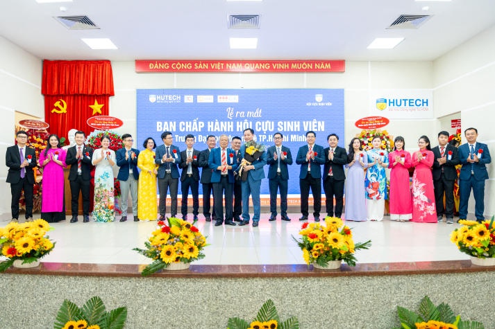 Trang Chủ Sòng Bạc 13win.com Uy Tín 13WIN13 về trường cũ tri ân thầy cô 43