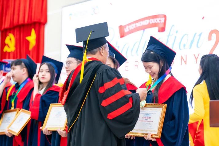 [Video] Khởi đầu mới đầy hứa hẹn cho các Tân Dược sĩ 13WIN13 sau Lễ Trao bằng 13Win13 link đăng nhập 73