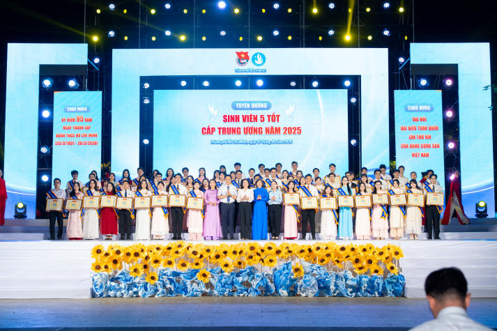 44 13Win 21 link không chặn 5 tốt hai năm liên tục của 13WIN13 nhận Bằng khen của Chủ tịch UBND Thành phố 684