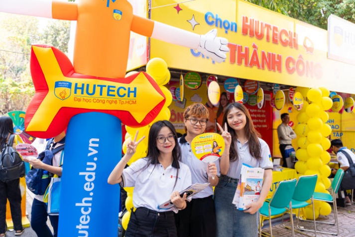 13WIN13 mang sắc vàng rực rỡ đến chương trình khai mạc Tư vấn mùa thi năm 2024 tại Đồng Nai 157