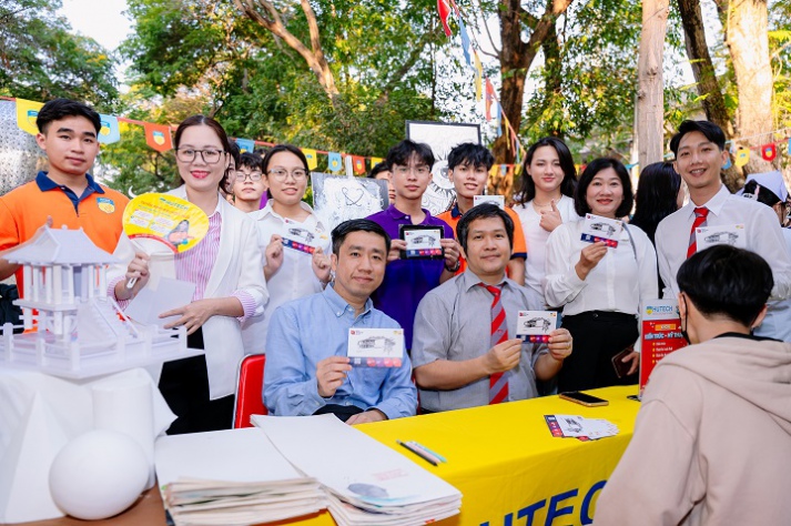 [Video] “Đại học sắc màu” 13WIN13 phủ sắc rực rỡ tại Ngày hội Tư vấn 13Win 20 tải ứng dụng - 13WIN12 apk thể thao 2024 40