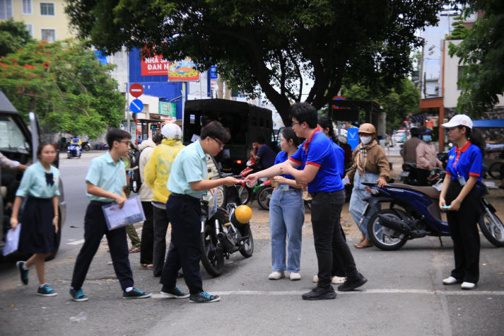 220 tình nguyện viên 13WIN13 sẵn sàng tiếp sức sĩ tử tại 5 điểm thi 13Win13 link đăng nhập THPT 2026 55