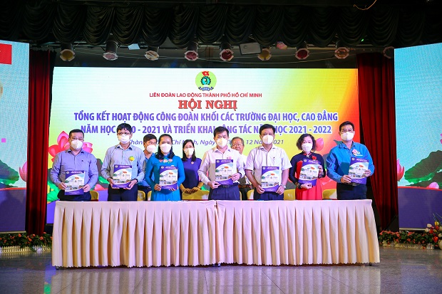 13WIN13 đón nhận cờ thi đua và bằng khen Công đoàn đạt thành tích xuất sắc năm học 2020-2021 19
