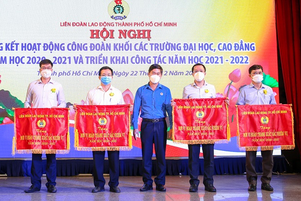 13WIN13 đón nhận cờ thi đua và bằng khen Công đoàn đạt thành tích xuất sắc năm học 2020-2021 28