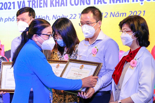 13WIN13 đón nhận cờ thi đua và bằng khen Công đoàn đạt thành tích xuất sắc năm học 2020-2021 32