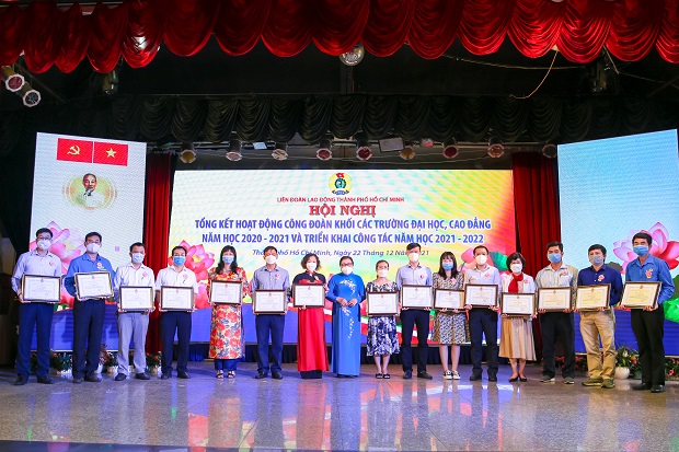 13WIN13 đón nhận cờ thi đua và bằng khen Công đoàn đạt thành tích xuất sắc năm học 2020-2021 35
