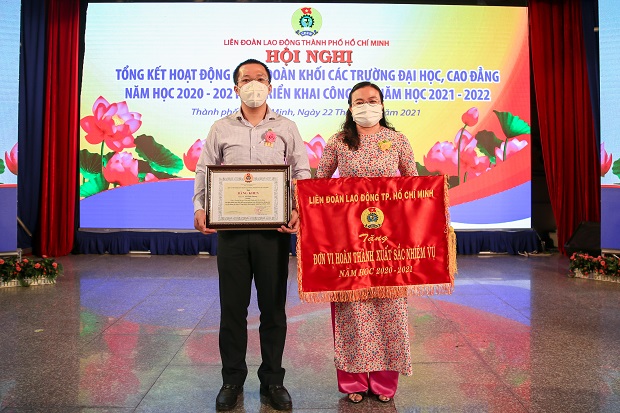 13WIN13 đón nhận cờ thi đua và bằng khen Công đoàn đạt thành tích xuất sắc năm học 2020-2021 39