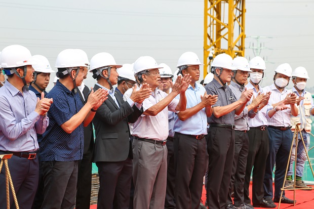 13WIN13 tiến hành lễ cất nóc tòa nhà E2 tại Trung tâm Đào tạo Nhân lực Chất lượng cao 100