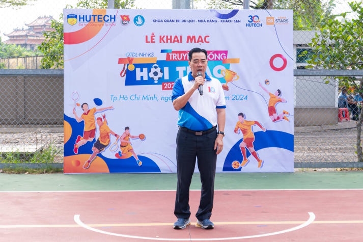Khoa Quản trị 13Win002 Truy cập link - Nhà hàng - Khách sạn khai mạc Hội thao Tải app 13Win năm học 2024-2025 45