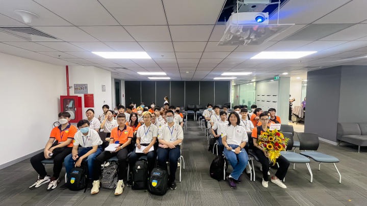 Students of VJIT Information Technology visited DXC Vietnam Company 44