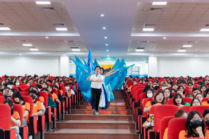 Nhiều suất Www 13Win one nổ hũ được trao đến tân Tải app 13Win Khoa Tài chính - Thương mại trong lễ chào đón 16