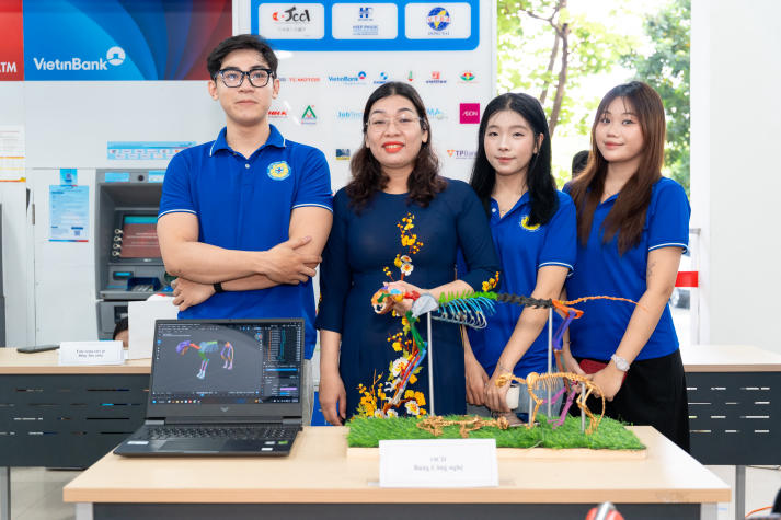[Video] Hàng chục mô hình cơ thể học động vật hội tụ tại Cuộc thi “Thiết kế mô hình cơ thể học Thú y” lần IV 31