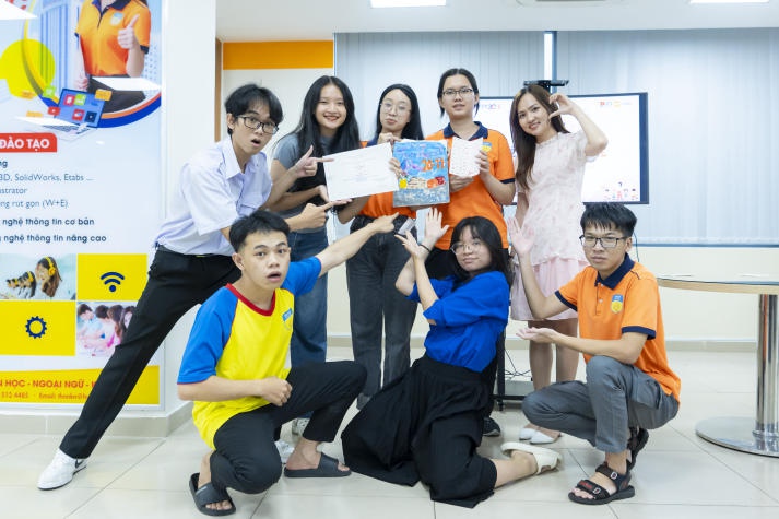 [Ảnh] Gửi gắm tình cảm chân thành đến thầy cô qua những sản phẩm handmade sáng tạo từ Tải app 13Win Khoa Tiếng Anh 61