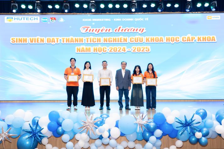 Nhiều kỳ vọng từ Hội nghị tổng kết và phát động phong trào Tải app 13Win năm học 2025-2026 của Khoa Marketing - Kinh doanh quốc tế 91