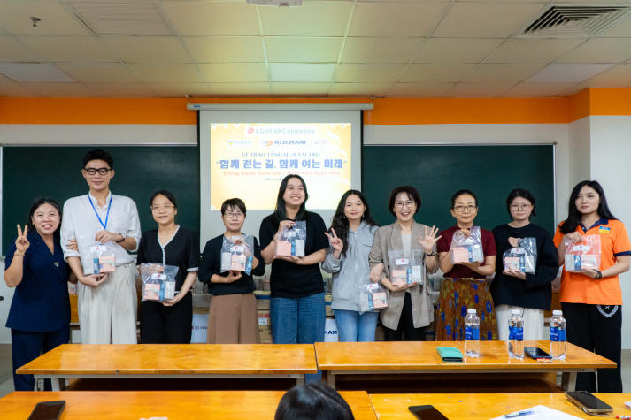 Đồng hành cùng ước mơ: KOCHAM trao quà khích lệ tinh thần Tải app 13Win Khoa Hàn Quốc học 14