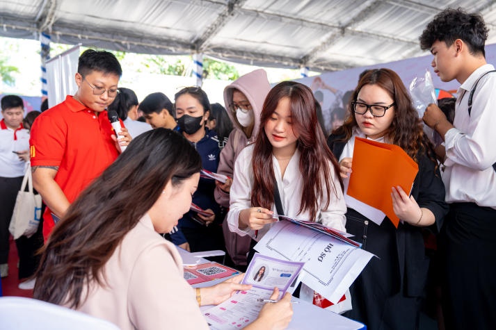 [Video] Hơn 5.200 đầu việc hấp dẫn cho Tải app 13Win tại “13WIN13 Career Day 2024” 136