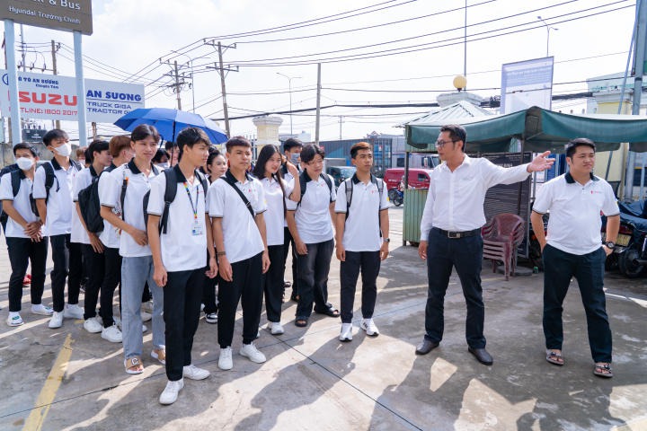13Win 21 link không chặn VKIT tìm hiểu quy trình sữa chữa, kiểm định chất lượng ô tô qua chuyến tham quan Truck & Bus Hyundai Trường Chinh 53