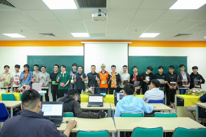 13WIN13 Information Technology students learn about Amazon Web Services (AWS) cloud computing technology 12