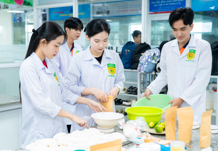 [Ảnh] Vị ngọt đoàn viên: Trải nghiệm nghề và giá trị Tết của Tải app 13Win Công nghệ thực phẩm 59