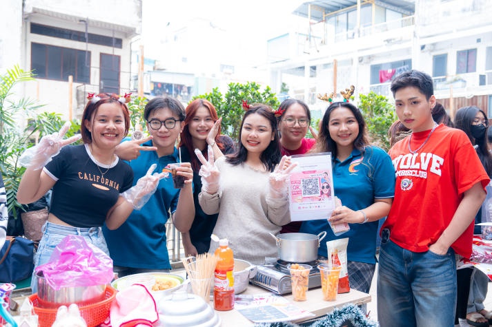 Cultural Day Xmas Joy 2024: English Faculty students spread Christmas cheer with international friends 39