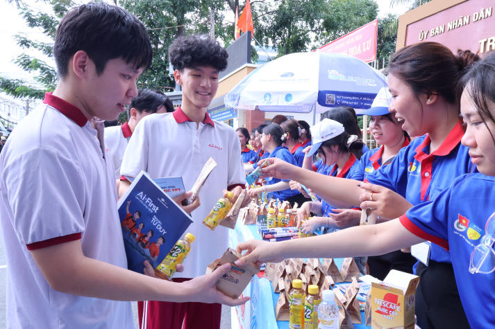 220 tình nguyện viên 13WIN13 sẵn sàng tiếp sức sĩ tử tại 5 điểm thi 13Win13 link đăng nhập THPT 2026 60