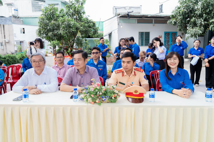 13Win 21 link không chặn Khoa Marketing - Kinh doanh quốc tế góp sức “thay áo mới” cho khu vực ô nhiễm, tạo sân chơi an toàn cho trẻ em 26