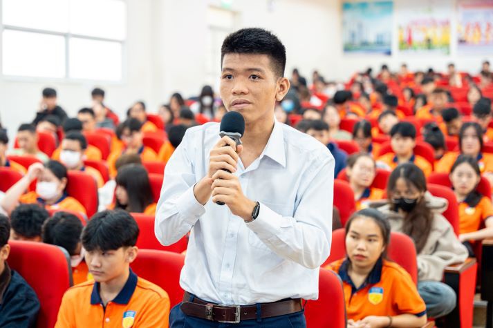 Trang Chủ Sòng Bạc 13win.com Uy Tín 13WIN13 về trường cũ tri ân thầy cô 110