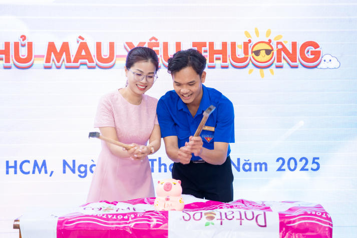 Khoa Quản trị 13Win002 Truy cập link - Nhà hàng - Khách sạn lan tỏa yêu thương qua từng chú heo đất 18