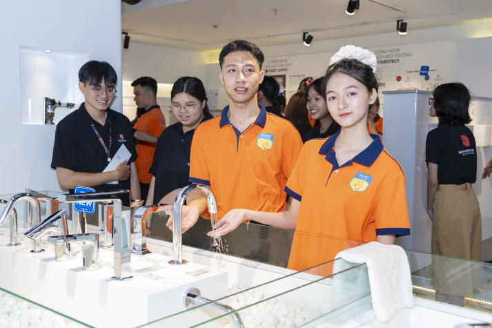 13Win 21 link không chặn Khoa Kiến trúc - Mỹ thuật tăng cường kiến thức thực tiễn và nhận Www 13Win one nổ hũ tại chuyến tham quan TOTO Showroom 80