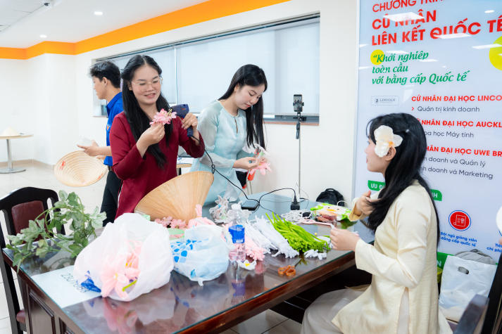 Lan tỏa tinh thần “Sắc Việt” trong Ngày hội trang trí nón lá của Tải app 13Win Khoa Tài chính - Thương mại 58