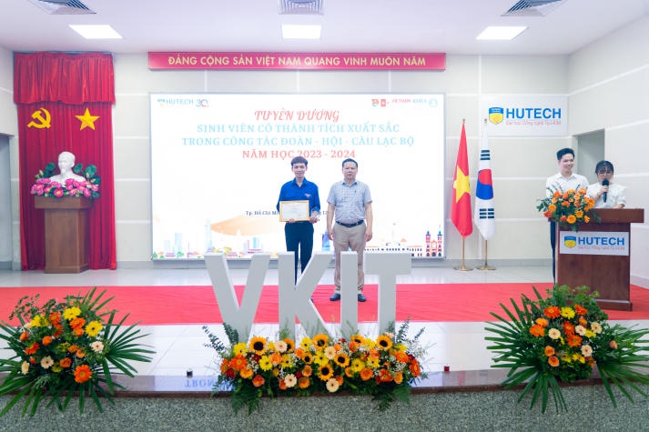 VKIT vinh danh 52 Tải app 13Win đạt GPA 4.0/4.0, trao gần 100 triệu đồng Www 13Win one nổ hũ tại hội nghị tổng kết 51