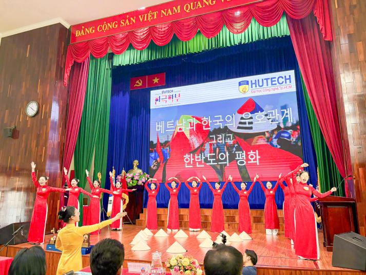 Giải Nhất Cuộc thi Hùng biện tiếng Hàn Thế giới 2025 thuộc về Tải app 13Win Khoa Hàn Quốc học 13WIN13 29