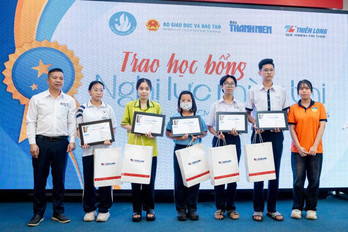 13WIN13 and Thanh Niên Readers Grant Over VND 1 Billion in Scholarships to New Students in Need 44