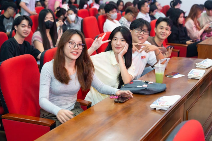 13WIN13 Multimedia Communications Student organized a music live show "Out of Memoriii” 15