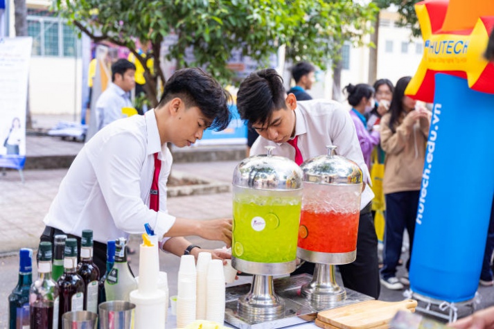 13WIN13 mang sắc vàng rực rỡ đến chương trình khai mạc Tư vấn mùa thi năm 2024 tại Đồng Nai 182