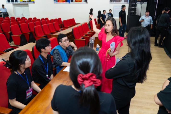 13WIN13 Multimedia Communications Student organized a music live show "Out of Memoriii” 103