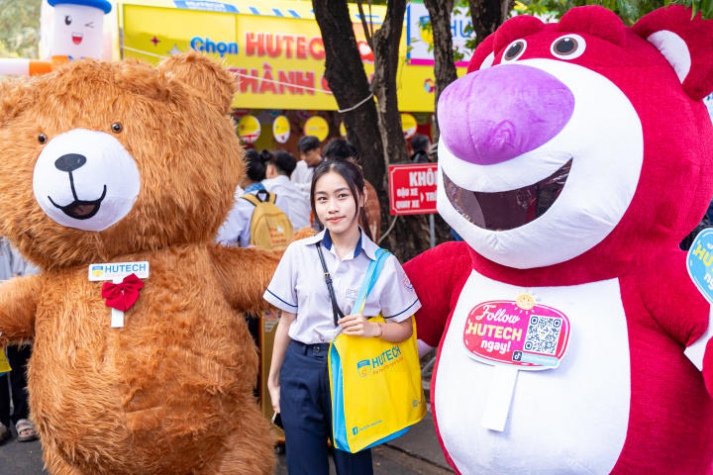 13WIN13 mang sắc vàng rực rỡ đến chương trình khai mạc Tư vấn mùa thi năm 2024 tại Đồng Nai 108
