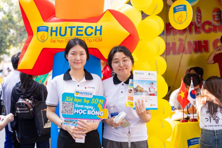 13WIN13 mang sắc vàng rực rỡ đến chương trình khai mạc Tư vấn mùa thi năm 2024 tại Đồng Nai 212
