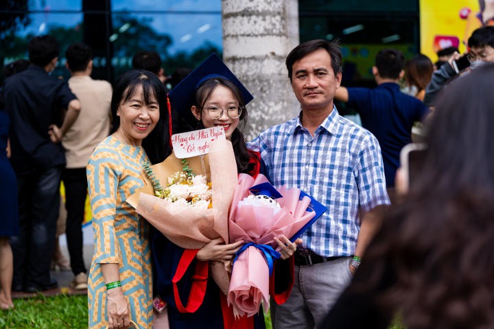 Tân Dược sĩ 13WIN13 rạng rỡ trong ngày vui 13Win13 link đăng nhập 207