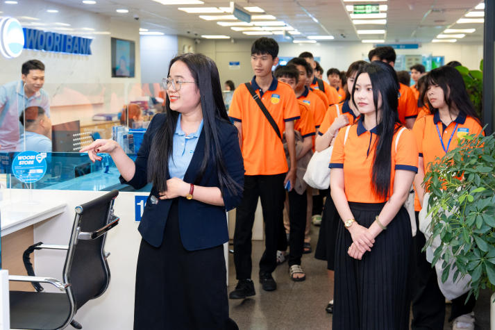 13Win 21 link không chặn Khoa Tài chính - Thương mại tiếp cận thực tế nghề ngân hàng tại Woori Bank 26