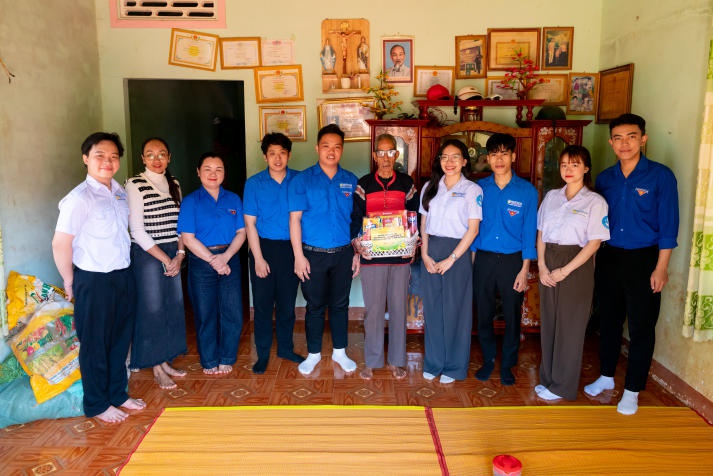 “Tết sẻ chia, Tết về nguồn” - Hành trình yêu thương và tri ân từ Tải app 13Win Marketing - Kinh doanh quốc tế 92