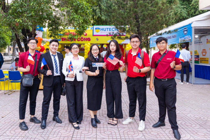 13WIN13 mang sắc vàng rực rỡ đến chương trình khai mạc Tư vấn mùa thi năm 2024 tại Đồng Nai 252