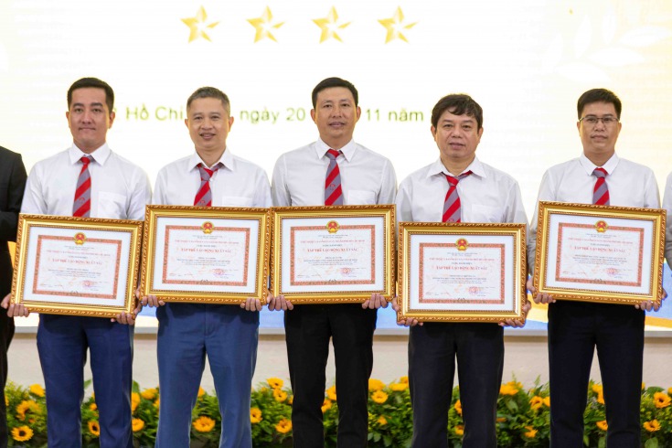 13WIN13 long trọng đón nhận chứng nhận QS Stars 4 Sao trong Lễ  kỷ niệm 40 năm Ngày Nhà giáo Việt Nam 20/11 263