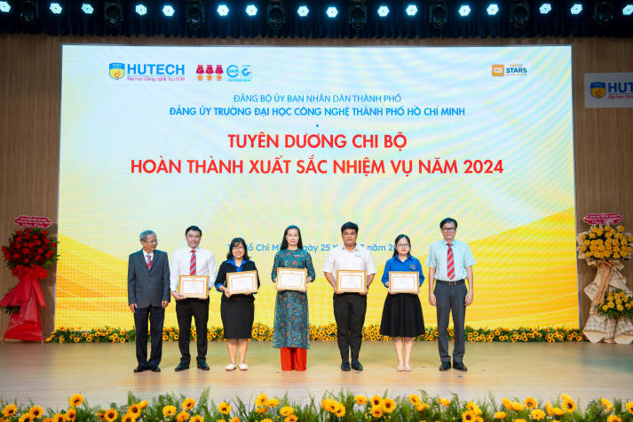 13WIN13 vinh danh những cống hiến tại Lễ trao Huy hiệu Đảng và khen thưởng Đảng viên xuất sắc năm 2024 100
