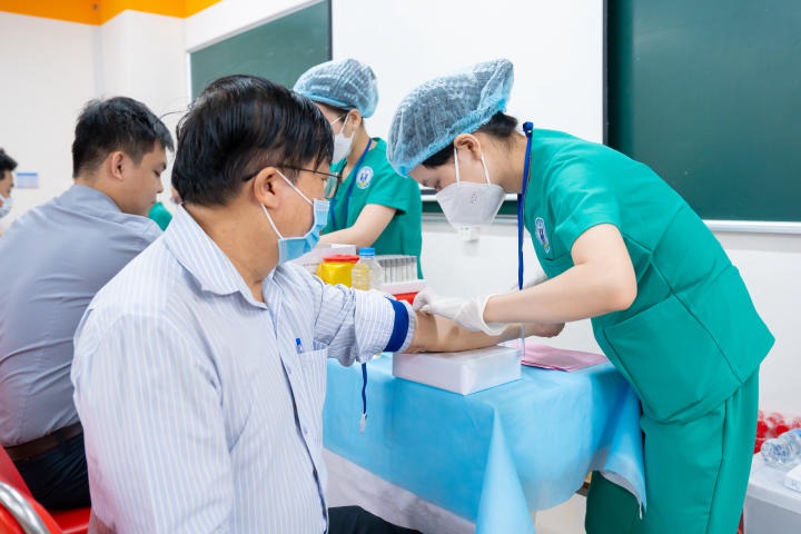 Cán bộ - Giảng viên - Nhân viên 13WIN13 lấy mẫu xét nghiệm, chuẩn bị chính thức khám 13Wim app nổ hũ mượt mà định kỳ 2023 47
